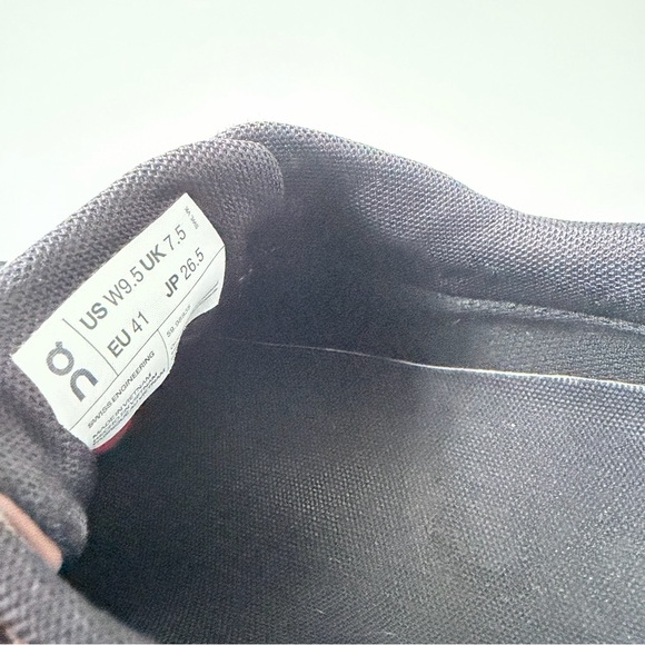 On Running Women’s Cloud 5 Waterproof Running Shoes | US 9.5 - Picture 5 of 6